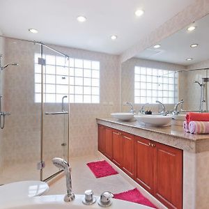 Two-Bedroom Apartment Spa Bath